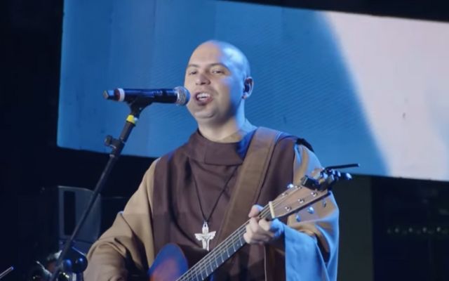Show de frei Gilson lota arena da Festa do Peão de Barretos com 60 mil pessoas